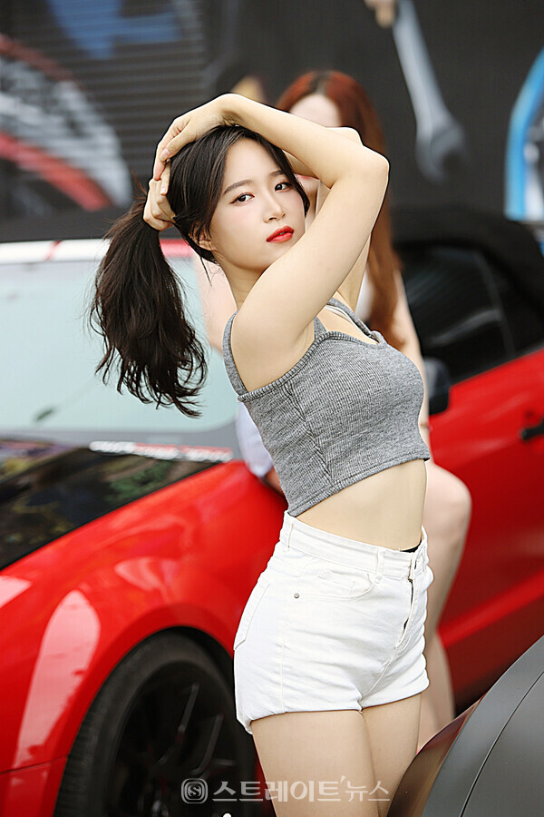 ▲모델 로와가 ‘2023 퍼니지컴퍼니 3차 신인 모델 쇼케이스’ 행사에서 포즈를 취하고 있다. / 양용은 기자 taeji1368@naver.com