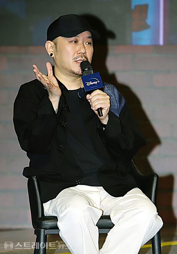 ▲한동욱 감독이 지난 26일 오전 11시 서울 강남구 조선 팰리스 서울 강남 그랜드 볼룸에서 열린 디즈니+ 오리지널 시리즈 ‘최악의 악’ 제작발표회에 참석해 취재진의 질문에 답변하고 있다. / 양용은 기자 taeji1368@naver.com