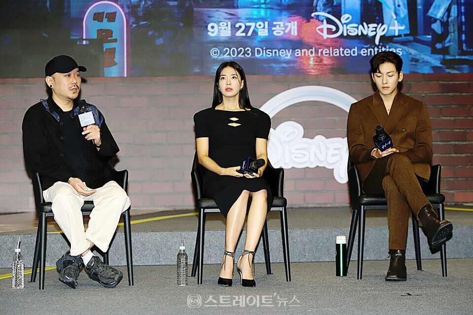 ▲지난 26일 오전 11시 서울 강남구 조선 팰리스 서울 강남 그랜드 볼룸에서 디즈니+ 오리지널 시리즈 ‘최악의 악’ 제작발표회가 열렸다. (왼쪽부터) 한동욱 감독-임세미-지창욱 / 양용은 기자 taeji1368@naver.com