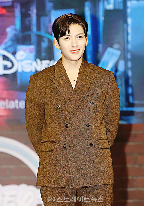 ▲배우 지창욱이 지난 26일 오전 11시 서울 강남구 조선 팰리스 서울 강남 그랜드 볼룸에서 열린 디즈니+ 오리지널 시리즈 ‘최악의 악’ 제작발표회에 참석해 포토타임을 갖고 있다. / 양용은 기자 taeji1368@naver.com