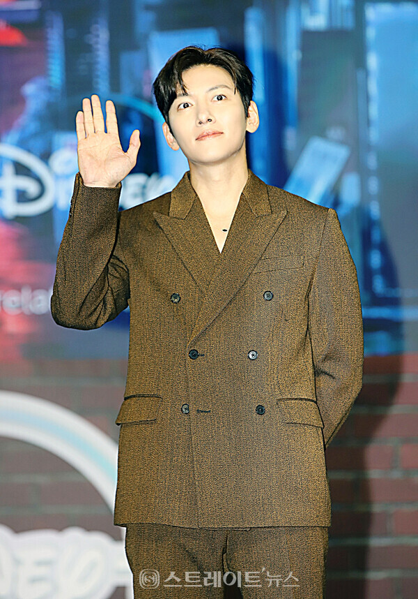 ▲배우 지창욱이 지난 26일 오전 11시 서울 강남구 조선 팰리스 서울 강남 그랜드 볼룸에서 열린 디즈니+ 오리지널 시리즈 ‘최악의 악’ 제작발표회에 참석해 포토타임을 갖고 있다. / 양용은 기자 taeji1368@naver.com