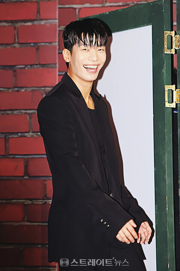 ▲배우 위하준이 지난 26일 서울 강남구 조선 팰리스 서울 강남 그랜드 볼룸에서 열린 디즈니+ 오리지널 시리즈 ‘최악의 악’ 제작발표회에 입장하고 있다. / 양용은 기자 taeji1368@naver.com