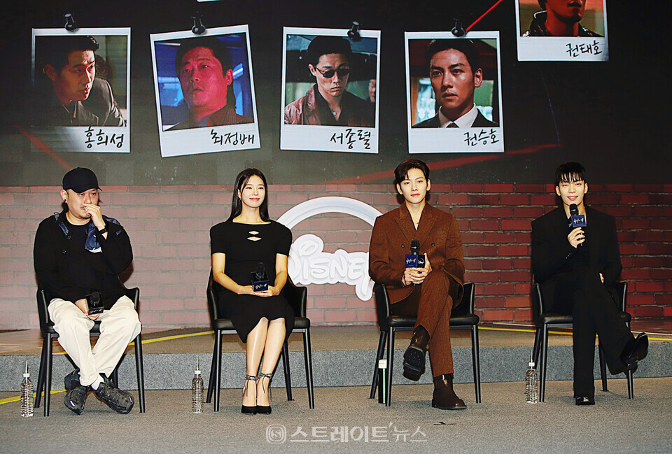 ▲지난 26일 오전 서울 강남구 조선 팰리스 서울 강남 그랜드 볼룸에서 디즈니+ 오리지널 시리즈 ‘최악의 악’ 제작발표회가 열렸다. (왼쪽부터) 한동욱 감독-임세미-지창욱-위하준 / 양용은 기자 taeji1368@naver.com