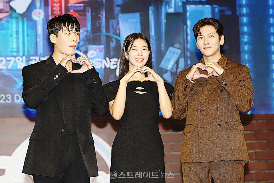 ▲(왼쪽부터) 배우 위하준-임세미-지창욱이 지난 26일 오전 서울 강남구 조선 팰리스 서울 강남 그랜드 볼룸에서 열린 디즈니+ 오리지널 시리즈 ‘최악의 악’ 제작발표회에 참석해 포토타임을 가졌다. / 양용은 기자 taeji1368@naver.com