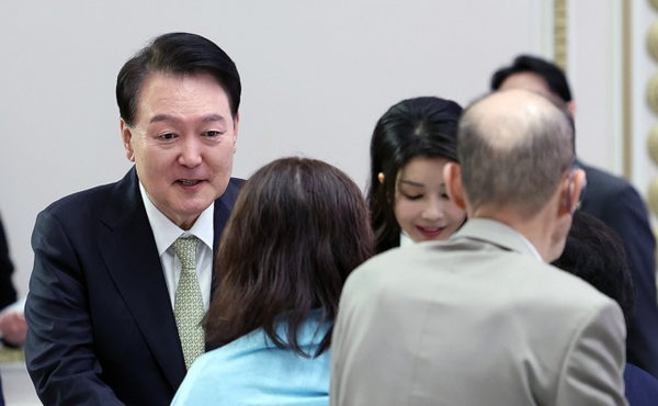 윤석열 대통령과 부인 김건희 여사가 추석 당인 29일 청와대 영빈관에서 열린 원폭 피해 동포 오찬 간담회에 입장하고 있다. 연합뉴스