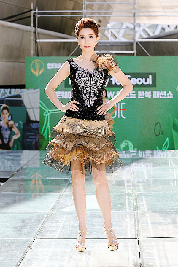 ▲백지애 드레스 패션쇼에서 모델 전서영이 포즈를 취하고 있다.(Runway to Seoul 제로웨이스트 & NEW 트랜드 한복 패션쇼) / 양용은 기자 taeji1368@naver.com