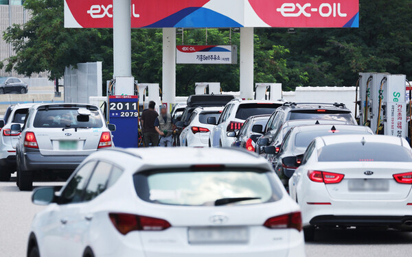 경기도 내 한 주유소에 기름을 넣기 위해 차량들이 줄을 서있다. 연합뉴스