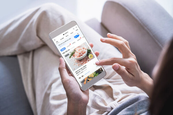 제품가격의 최대 11%에 달하는 높은 e-쿠폰 수수료를 프랜차이즈 가맹점주가 상당수 부담하고 있어 문제점으로 지적되고 있다. 사진은 소비자가 카카오톡을 통해 e-쿠폰을 구매하는 모습. 카카오커머스 제공