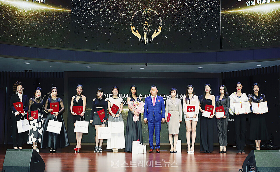 인터내셔널 슈퍼퀸 모델협회 신규 임원 위촉식 (왼쪽부터) 이지현-김계명-남애경-장미주-백동완-석서연-정한나-김인배 회장-강금채-강유진-임다인-박현정-문리라-이혜림 기념촬영. 양용은 기자 taeji1368@naver.com