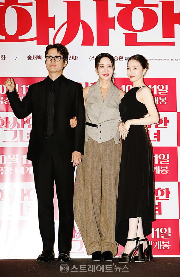 ‘화사한 그녀’ 기자간담회에 참석한 (왼쪽부터) 배우 송새벽-엄정화-방민아가 포토타임을 갖고 있다. 양용은 기자 taeji1368@naver.com