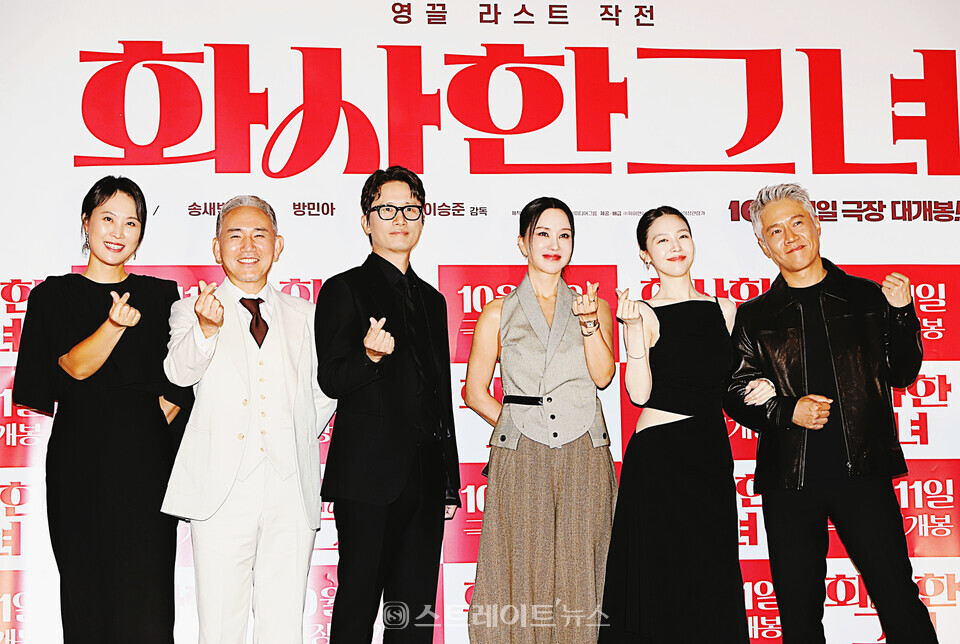 ‘화사한 그녀’ 기자간담회에 참석해 포토타임을 갖고 있는 (왼쪽부터) 배우 김재화-손병호-송새벽-엄정화-방민아-박호산. 양용은 기자 taeji1368@naver.com