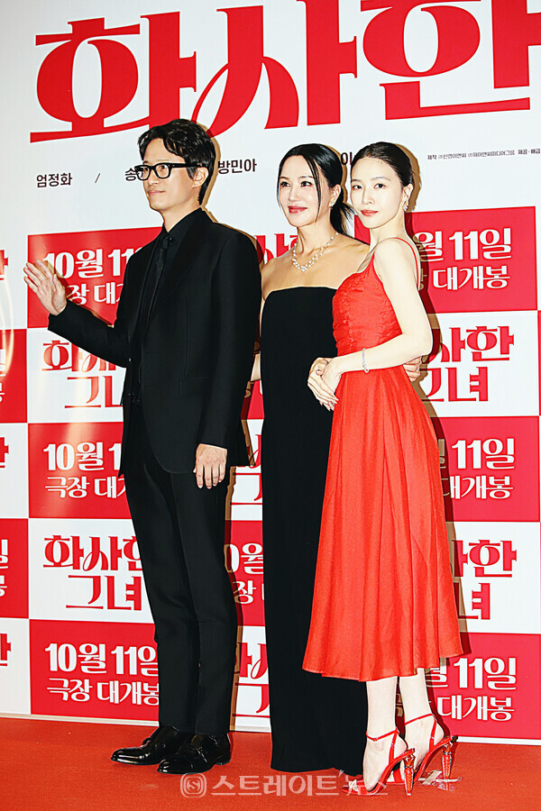 영화 ‘화사한 그녀’ VIP 시사회 포토월 행사에서 (왼쪽부터) 송새벽-엄정화-방민아가 포토타임을 갖고 있다. 양용은 기자 taeji1368@naver.com