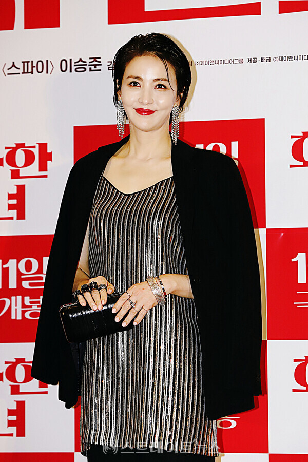 배우 윤해영이 영화 ‘화사한 그녀’ VIP 시사회 포토월 행사에 참석해 포즈를 취하고 있다. 양용은 기자 taeji1368@naver.com