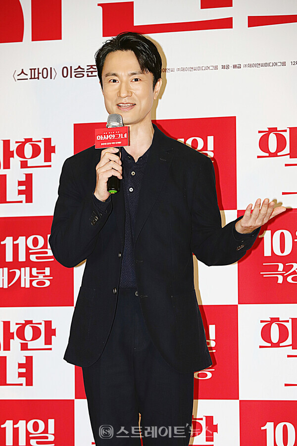배우 김병철이 영화 ‘화사한 그녀’ VIP 시사회 포토월 행사에 참석해 인사말을 전하고 있다. 양용은 기자 taeji1368@naver.com