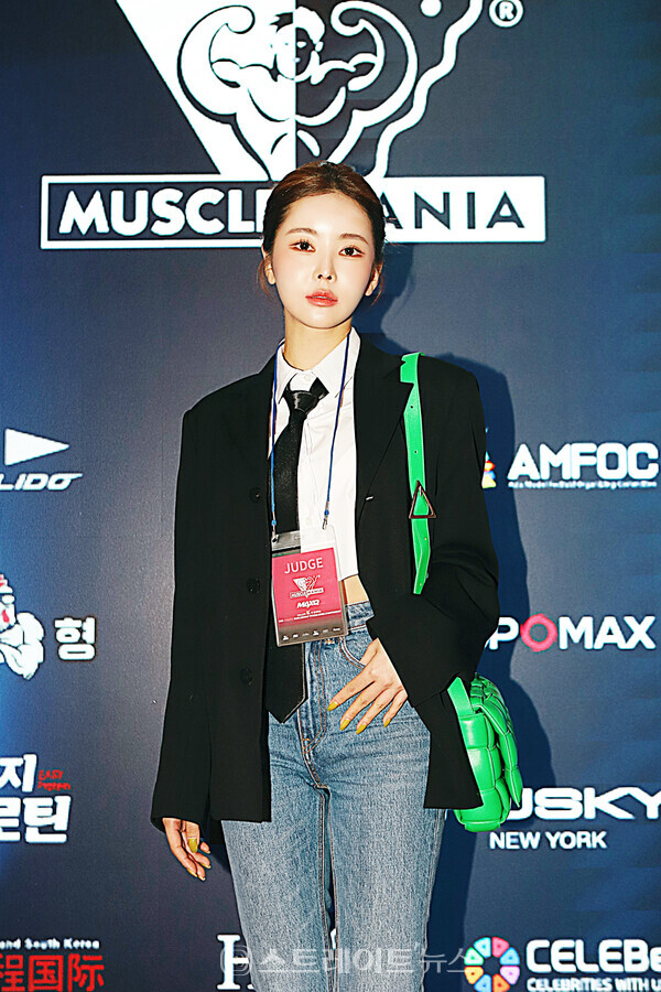 배우 겸 모델 신새롬이 2023 머슬마니아 하반기 대회에 심사위원으로 참석해 포토타임을 갖고 있다. 양용은 기자 taeji1368@naver.com