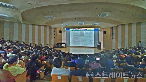 목동 7단지 재건축 준비위원회(위원장 지성진)가 7일 오후 시립 목동청소년수련관 청소년극장에서 주민을 대상으로 실시한 재건축 설명회에서 신탁과 조합 등 2개 시행 방식을 놓고 주민의 의견이 팽팽한 것으로 나타났다. (사진 : 이준혁 기자)