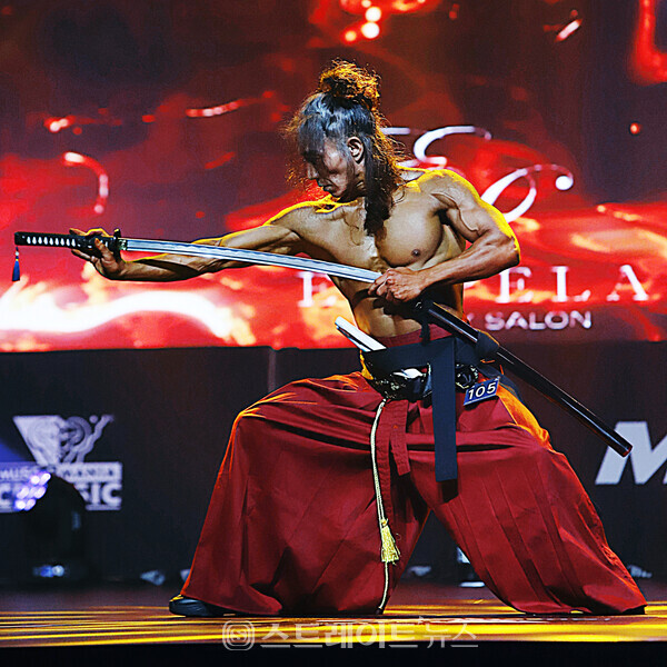 2023 머슬마니아 하반기 대회 피트니스 종목에 출전한 오근석이 화려한 검술 퍼포먼스로 시선을 사로잡았다. 양용은 기자 taeji1368@naver.com 