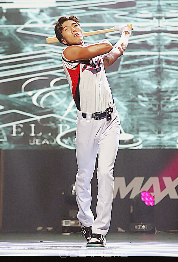 2023 머슬마니아 하반기 대회 모델 2라운드 스포츠웨어에 출전한 홍대근이 퍼포먼스를 선보이고 있다. 양용은 기자 taeji1368@naver.com