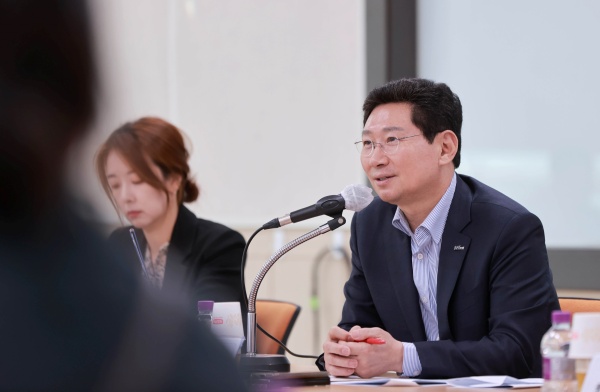 이상일 용인특례시장이 지난 10일 처인구 초등학교 학부모들과의 간담회에서 인사말을 하고 있다./사진=용인시청