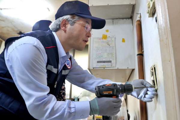 취약계층 가정 스위치를 교체하고 있는 이동환 고양특례시장./사진=고양시청