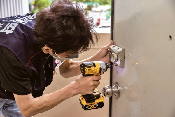 현관문을 수리하고 있는 생활복지119전담반./사진=고양시청