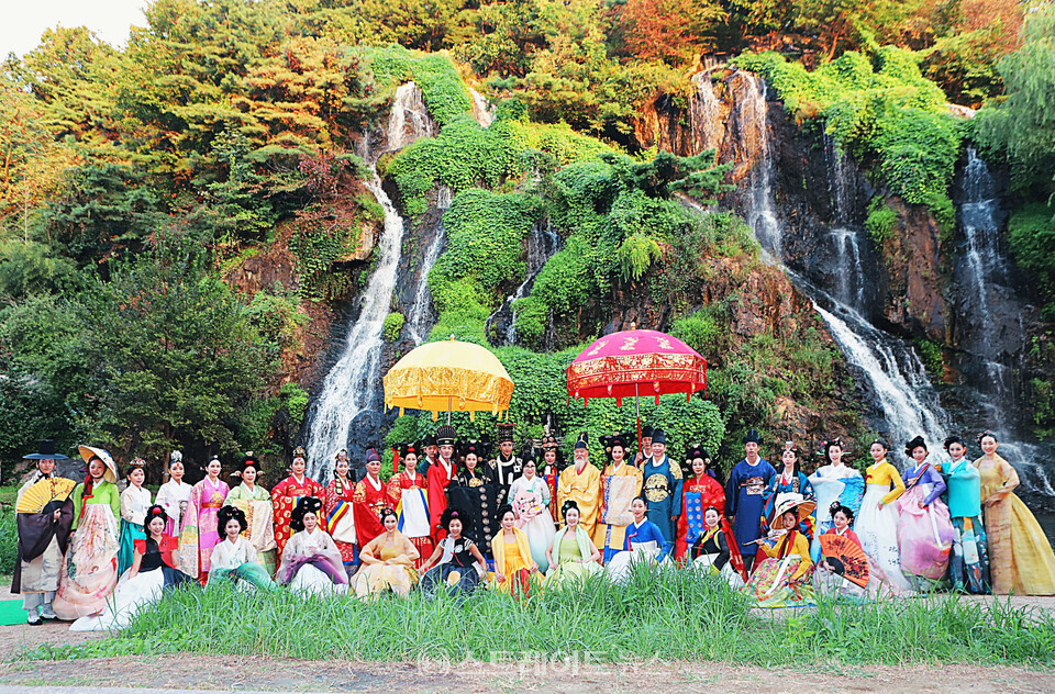 ‘홍제천 한복축제’ 강종순 한복패션쇼 디자이너와 모델들 기념촬영. / 양용은 기자 taeji1368@naver.com