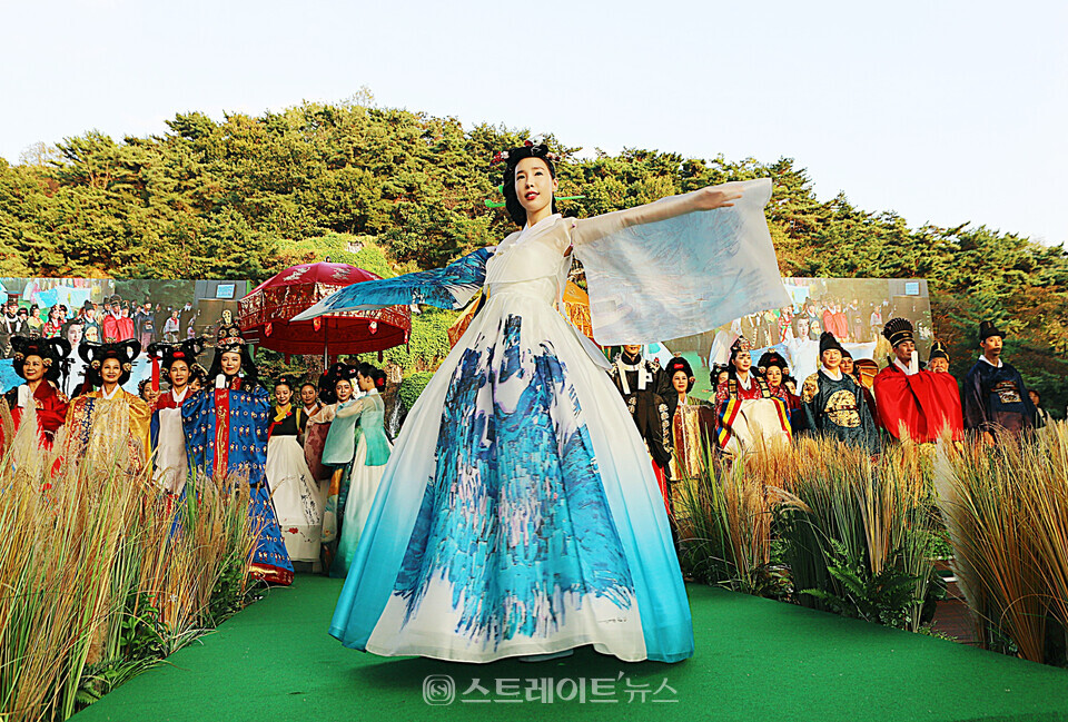 한빛단 김민경 회장이 강종순 한복패션쇼 피날레를 장식하고 있다. / 양용은 기자 taeji1368@naver.com