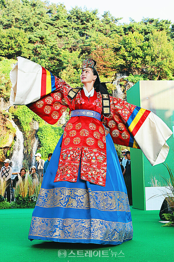 ​‘홍제천 한복축제’ 강종순 한복패션쇼에서 객원모델 이아인이 포즈를 취하고 있다. / 양용은 기자 taeji1368@naver.com