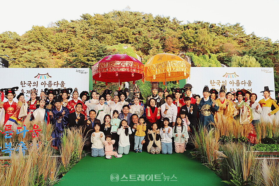 ‘홍제천 한복축제’ 강종순 한복패션쇼를 마치고 이성헌 서대문구청장, 강종순 디자이너를 비롯해 모델들, 행사 관계자들 기념촬영. / 양용은 기자 taeji1368@naver.com