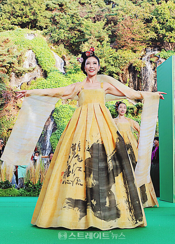 한빛단 강정인이 화려한 한복타재를 뽐내고 있다. / 양용은 기자 taeji1368@naver.com
