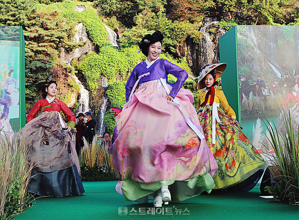 한빛단 (왼쪽부터) 강지원-이수현-전을혜가 발랄한 퍼포먼스를 선보였다. / 양용은 기자 taeji1368@naver.com