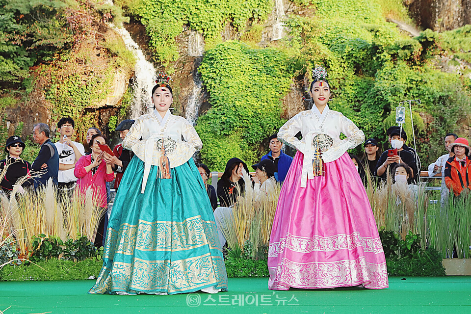 한빛단 김가영(왼쪽)-김진아가 아름다운 한복 자태를 뽐내고 있다. / 양용은 기자 taeji1368@naver.com