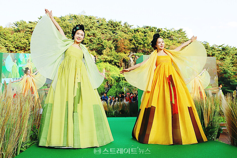 ​한빛단 진채영(왼쪽) 김혜원이 강종순 한복패션쇼에서 우아한 한복 자태를 뽐내고 있다. / 양용은 기자 taeji1368@naver.com