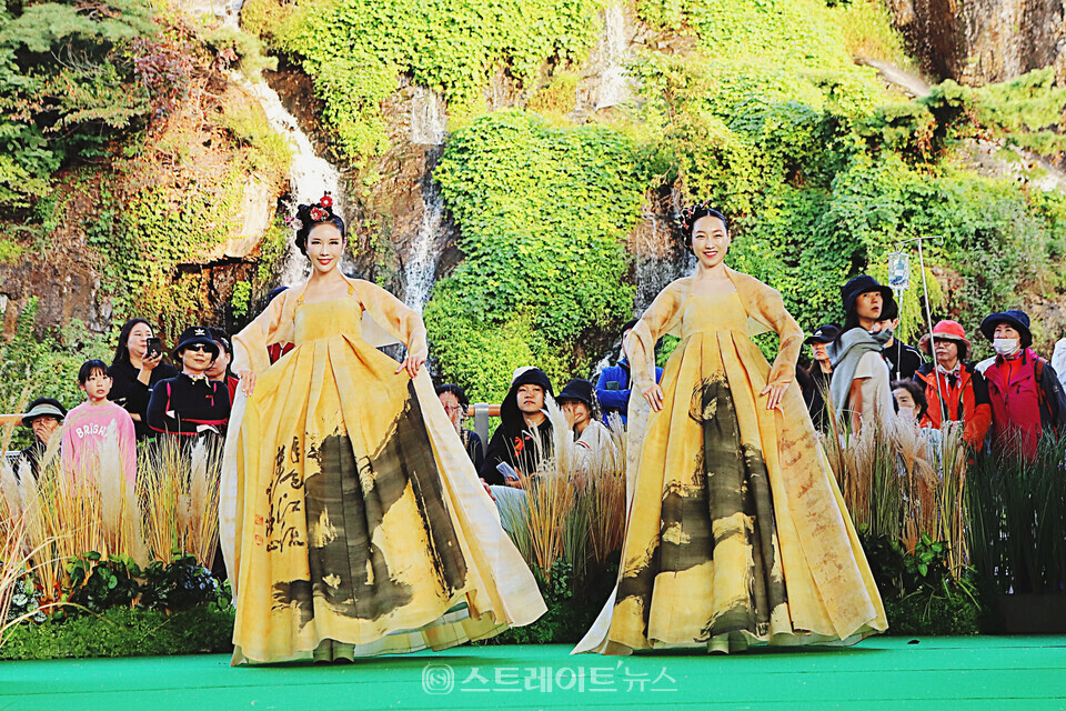 한빛단 강정인(왼쪽)-김은지가 아름다운 한복 자태를 뽐내고 있다. / 양용은 기자 taeji1368@naver.com