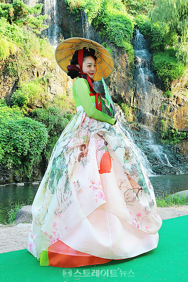 모델 이희경이 홍제천 인공폭포를 배경으로 포즈를 취하고 있다. / 양용은 기자 taeji1368@naver.com