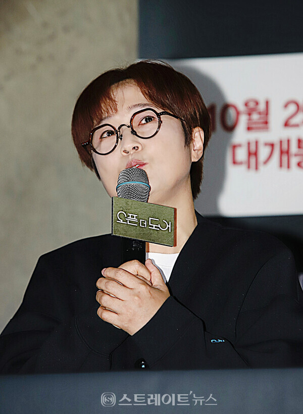 송은이 대표가 취재진에 질문에 답변하고 있다. 양용은 기자 taeji1368@naver.com