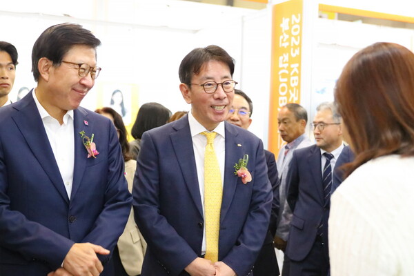 취업준비생과 대화를 나누는 이재근 국민은행장(가운데)과 박형준 부산시장. KB국민은행 제공.