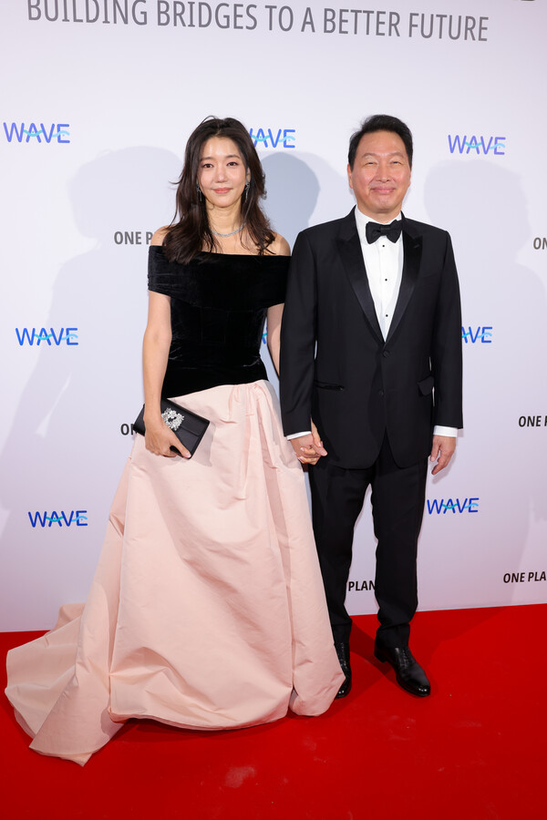 SK그룹 최태원(오른쪽) 회장과 동거인 김희영 티앤씨재단 이사장이 지난 14일(현지시간) 프랑스 파리에서 루이뷔통재단 주최로 열린 갈라 디너 행사에 참석해 손을 맞잡고 카메라 앞에 섰다. 게티이미지