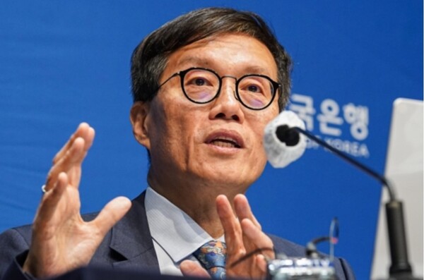 19일 기자간담회에서 당일 기준금리 동결 결정의 이유를 설명하는 이창용 한은 총재. 연합뉴스 제공.