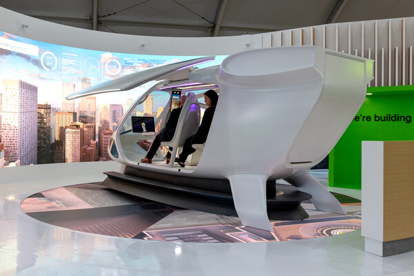현대자동차그룹 슈퍼널이 아덱스 2023에서 공개한 UAM 인테리어 콘셉트 모델에서 관람객들이 AR 비행을 체험하는 모습. 현대자동차그룹 제공