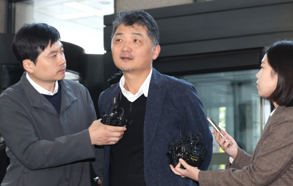 김범수 카카오 전 의장이 23일 오전 서울 영등포구 금융감독원에 SM엔터테인먼트 인수 주가 시세조종 의혹과 관련해 출석하며 취재진과 인터뷰하고 있다. 연합뉴스