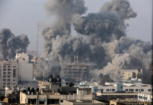 지난 11일(현지시간) 팔레스타인 가자지구에서 이스라엘의 공습으로 연기가 솟아오르고 있다. 연합뉴스