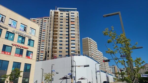 '동탄레이크파크 자연앤e편한세상'(사진 : 후분양 건설현장)의 주택형별 분양가, 24일 청약홈의 특별공급에 이어 24일 1순위 청약에서는 중대형에서 최고 세 자릿수 경쟁률을 기록했다. @스트레이트뉴스