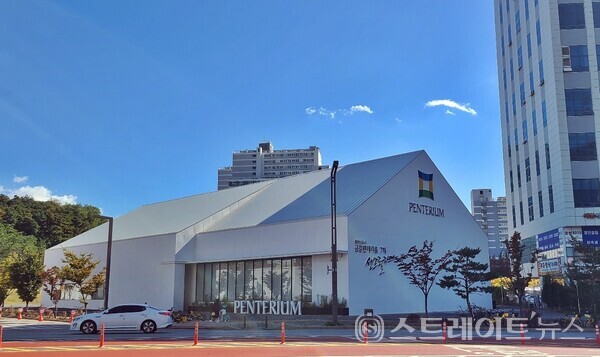 금강주택이 동탄 A57-2블록에서 분양에 나서는 '동탄신도시 금강펜테리움 7차' 모델하우스. 청약홈은 30일 특별공급을 실시한다. (사진 : 함영원 기자)