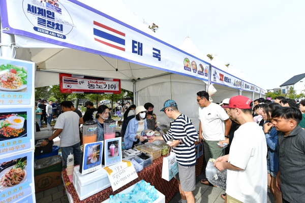 10월 13일 김포이주배경청소년 지원 지역자원 연계사업 중 가족캠핑 프로그램이 진행됐다. 가족캠핑 프로그램에 참여한 이주배경청소년들과 가족들, 자원봉사자들이 한 자리에 모여 행사를 즐기고 있다./사진=김포시청