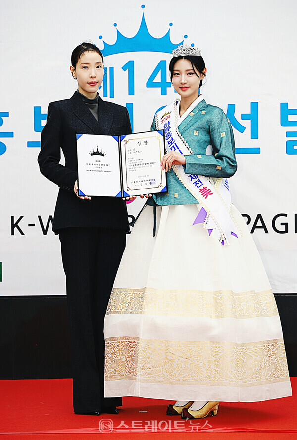 ‘2023 한류홍보미인선발제전’ 미(美) 수상자 이서현(오른쪽)과 김민경 회장 기념촬영. 양용은 기자 taeji1368@naver.com