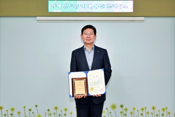 이상일 용인특례시장이 대한민국 중소·중견기업 혁신대상 동반성장 부문 동반성장위원회 위원장상 상패를 들고 기념촬영을 하고 있다. 용인시청 제공