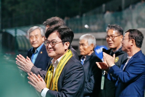 지난 5월 3일 솔터축구장에서 치른 성남전 무승부 경기 이후 선수단 격려하고 있는 김병수 시장.김포시청 제공