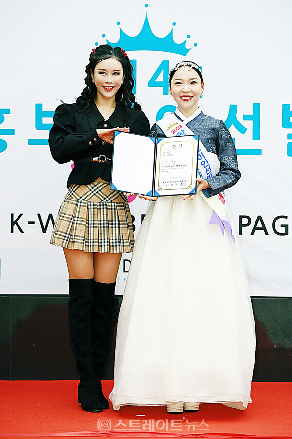 ‘2023 한류홍보미인선발제전’ 예(禮) 수상자 허윤선(오른쪽)과 시상자 ‘2021 미즈모델코리아선발대회’ 미(美) 강정인 기념촬영. 양용은 기자 taeji1368@naver.com