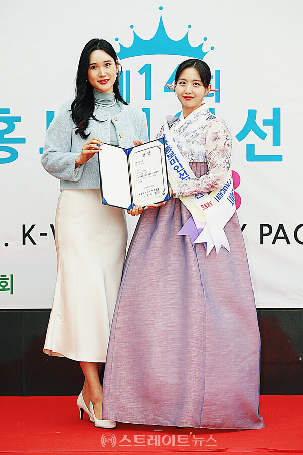 ‘2023 한류홍보미인선발제전’ 포토제닉상 수상자 이지윤(오른쪽)과 시상자 ‘뷰티퀸코리아선발제전 2022’ 진(眞) 조여은 기념촬영. 양용은 기자 taeji1368@naver.com